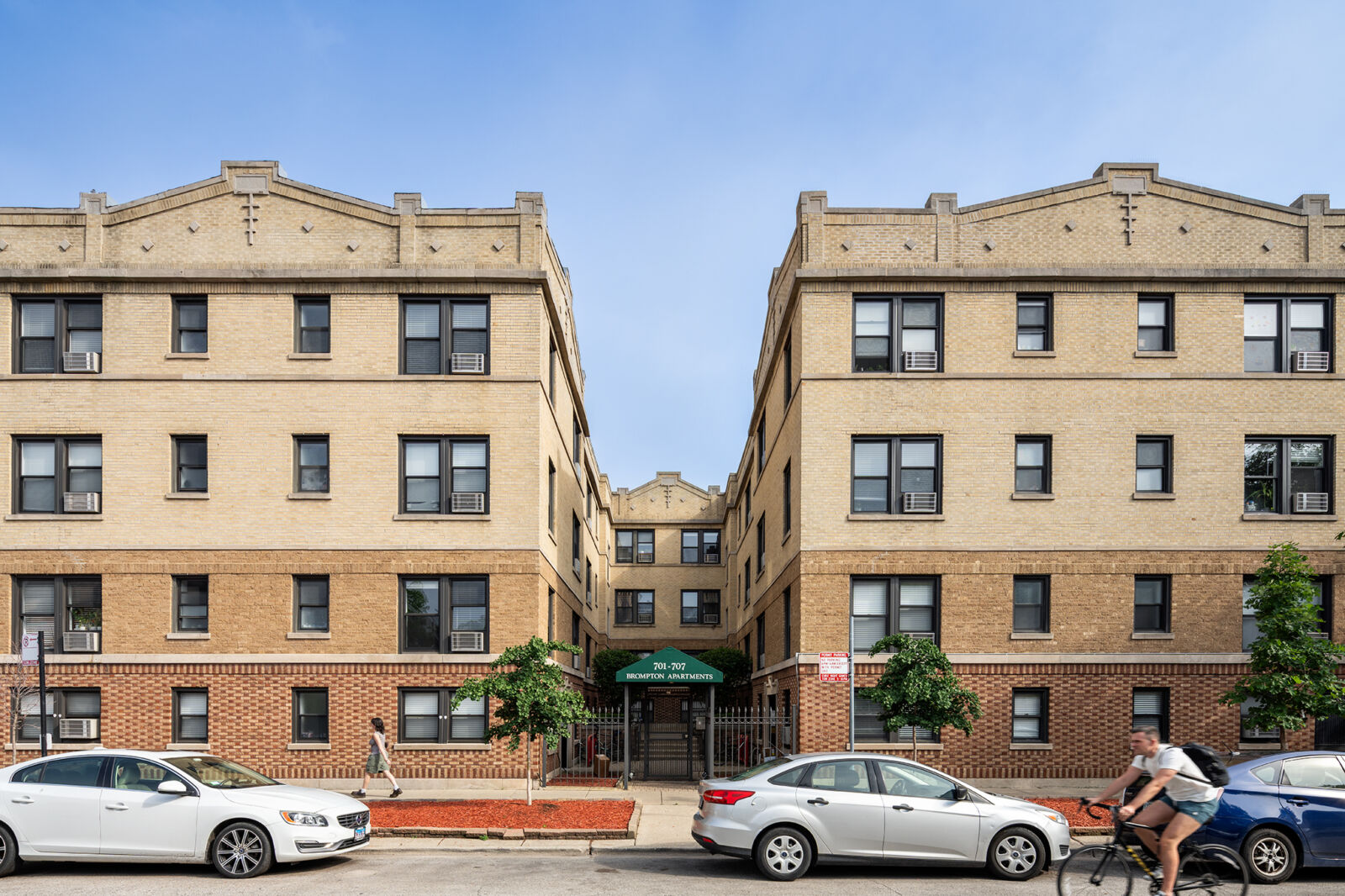 Straight-on view of the symmetrical courtyard building at 701–15 West Brompton in Chicago’s Wrigl...